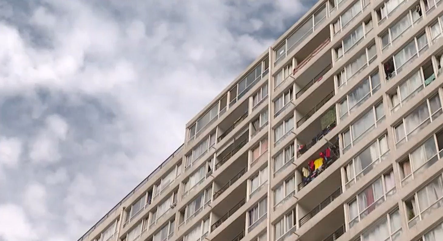 Lo denunciaron hace dos años y ahora es peor: Megaedificio no deja vivir a barrio en Independencia