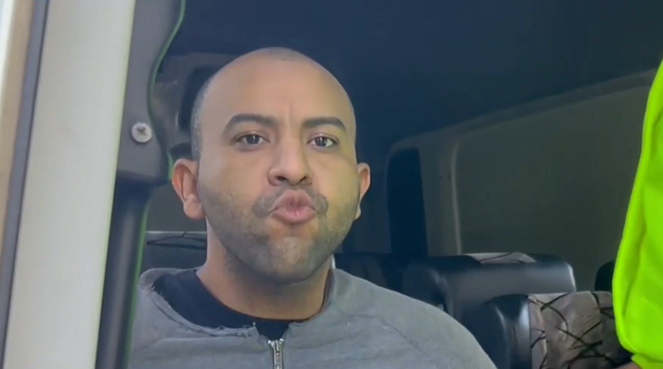 Besos y la desafiante actitud de Dayonis Orozco: Las imágenes que marcaron su detención