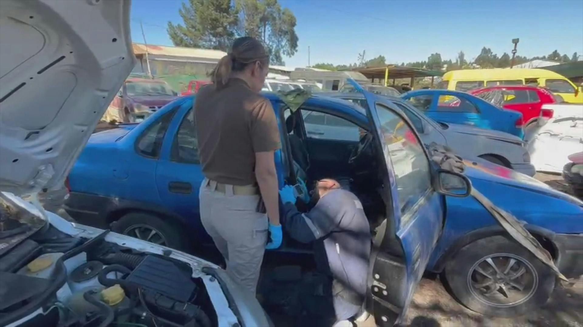 Detienen a sujetos que tenían taller con autos adulterados