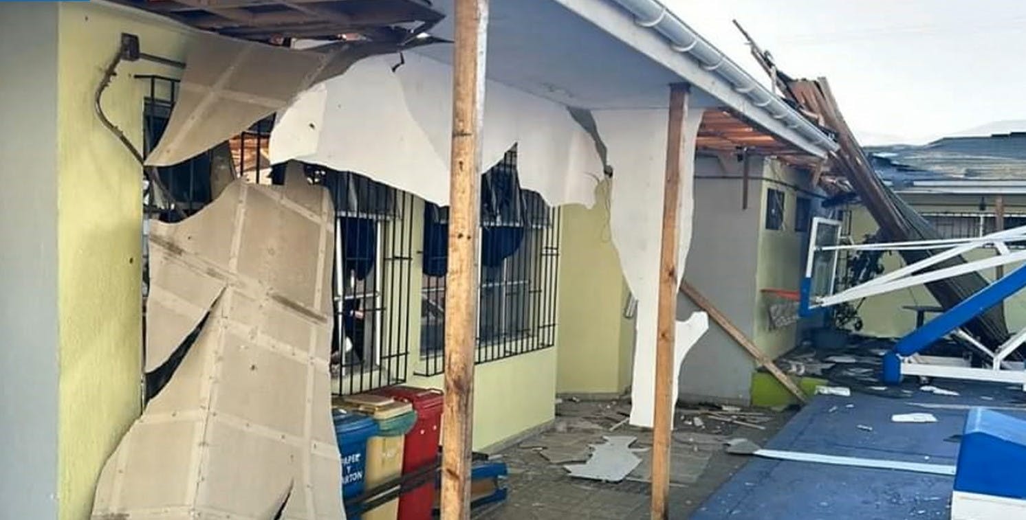 ¡Gran destrucción!: Las impactantes imágenes que dejó explosión en liceo de Los Vilos