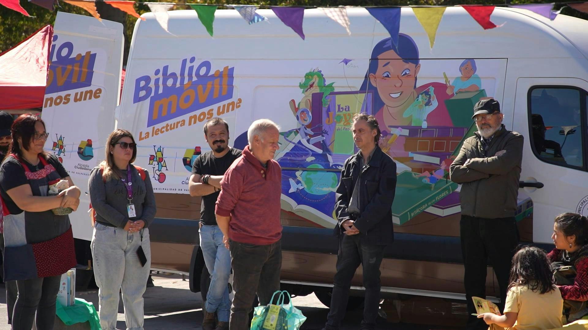 La  Bibliomóvil comienza su  travesía  por Valparaíso