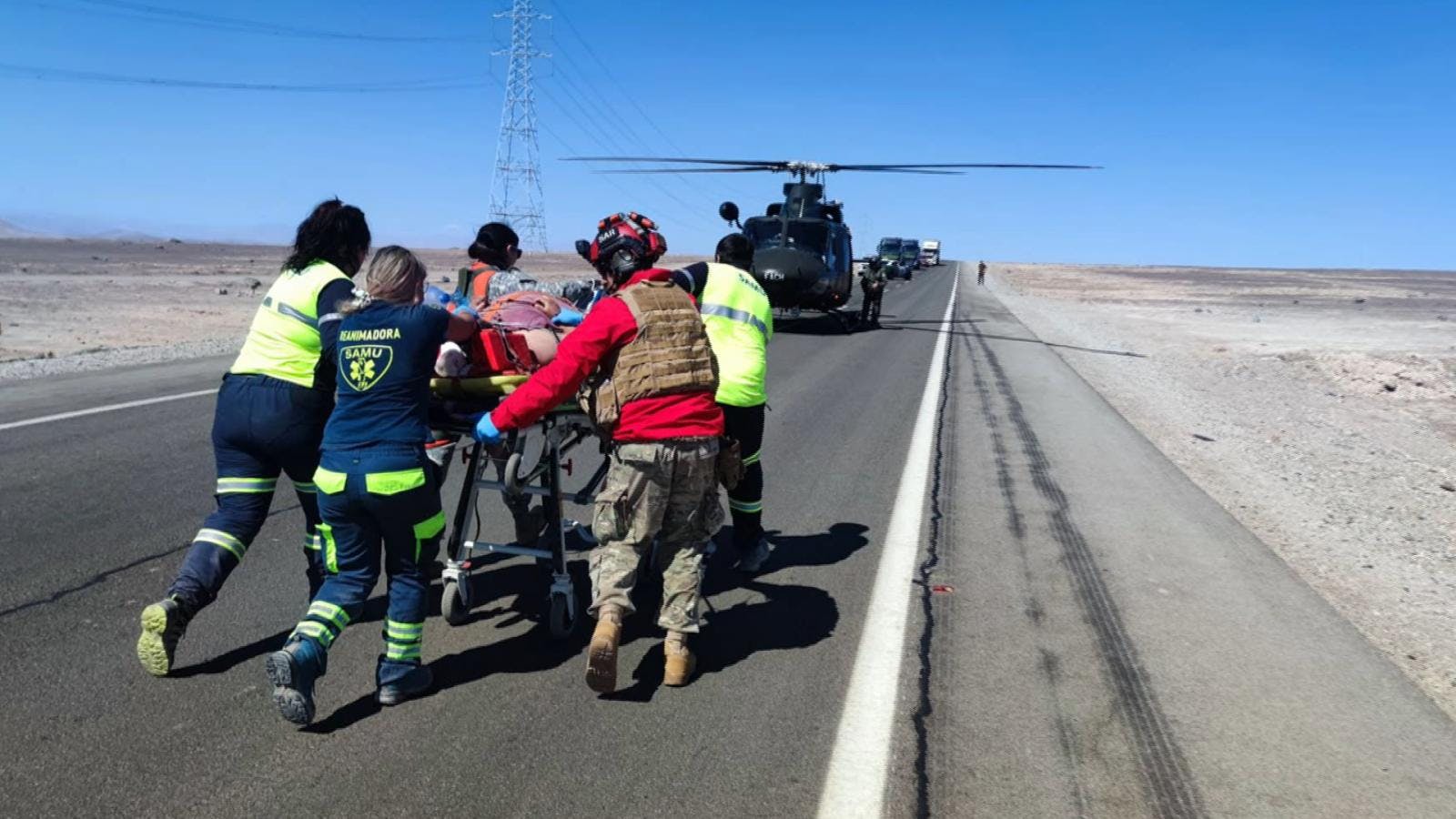 Realizan rescate aéreo tras grave accidente carretero de bomberos cerca de Antofagasta  