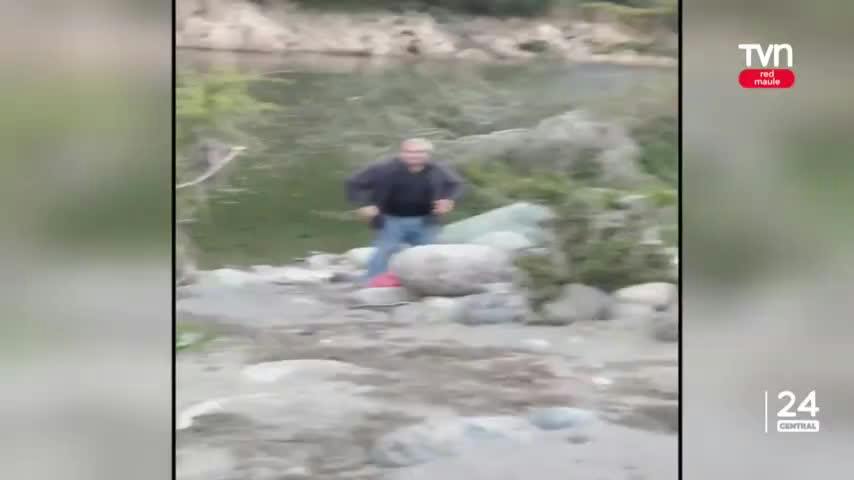 Adulto mayor es empujado al río Achibueno