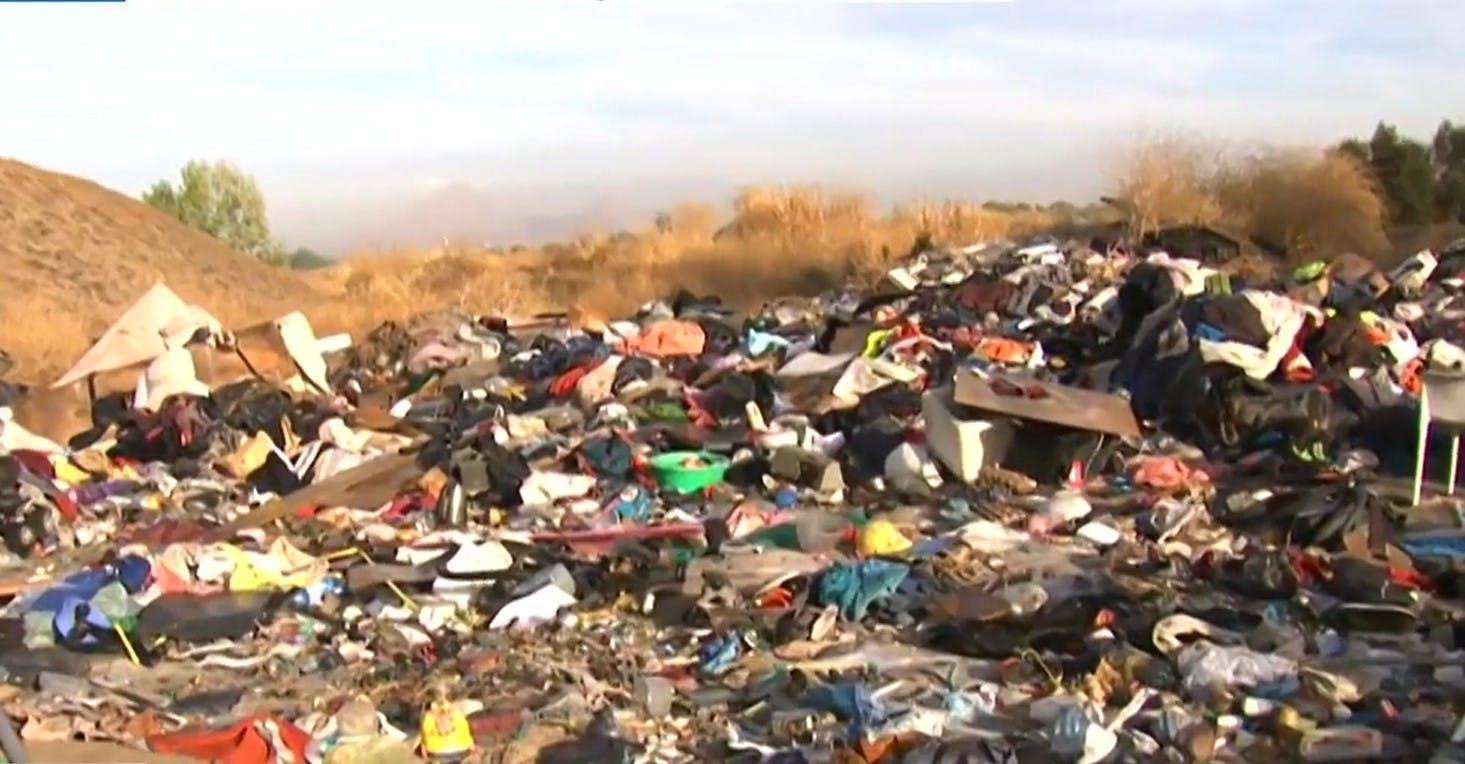"Convivimos con guarenes": Indignante basural a metros de viviendas en Huechuraba