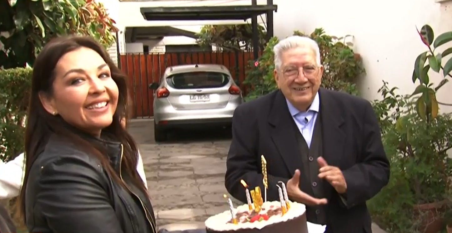 Músicos sorprenden al tío Valentín Trujillo en el día de su cumpleaños