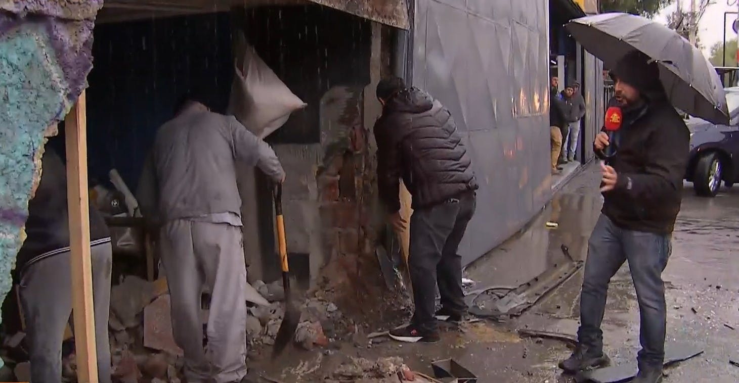 En plena lluvia: Casa queda destruida tras choque de autos en La Pintana