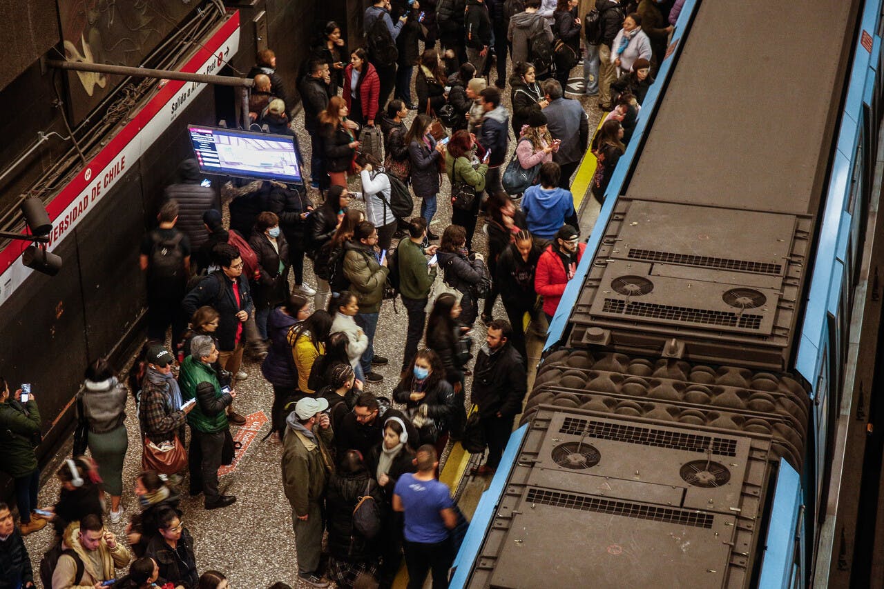 Falla en Metro de Santiago provoca el caos en las calles y colapso en paraderos