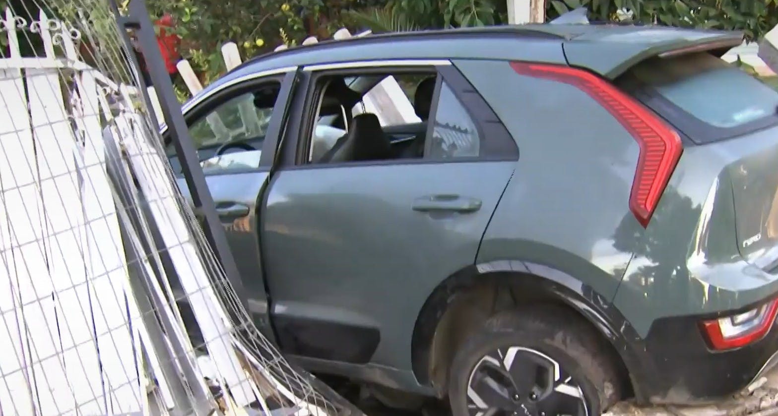 Versiones contradictorias en accidente: Auto impactó y derribó pared de casa en Maipú