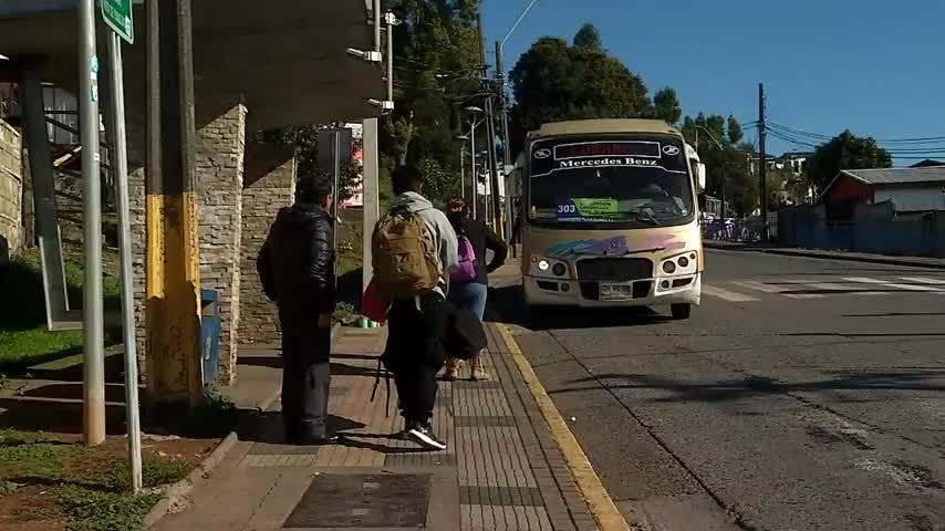 Director de Liceo Comercial de Lota espera a sus alumnos en paradero de buses