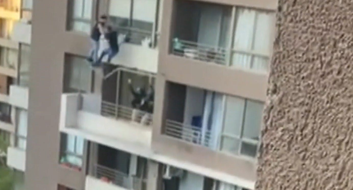 Impactante registro: Delincuente intenta evadir detención trepando edificio y casi se cae