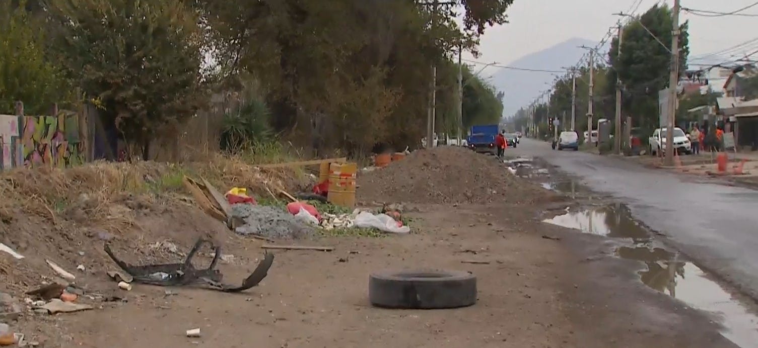 ¡18 años esperando en Maipú! Vecinos indignados esperan arreglo de calle que genera inundaciones y gran basural