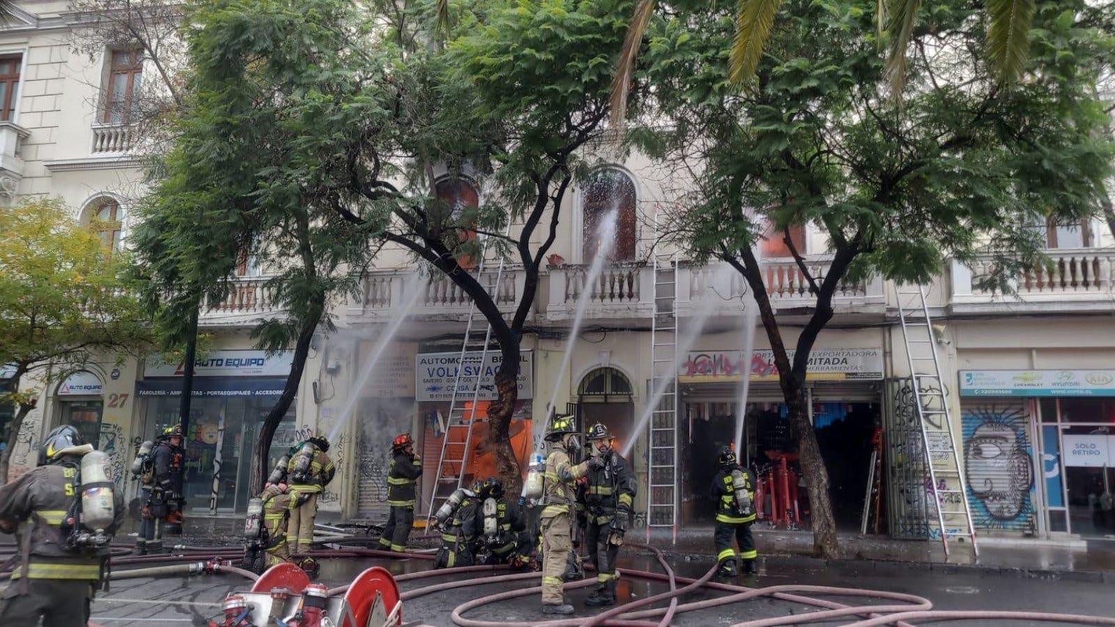 Varios locales afectados: Incendio fuera de control en el centro de Santiago