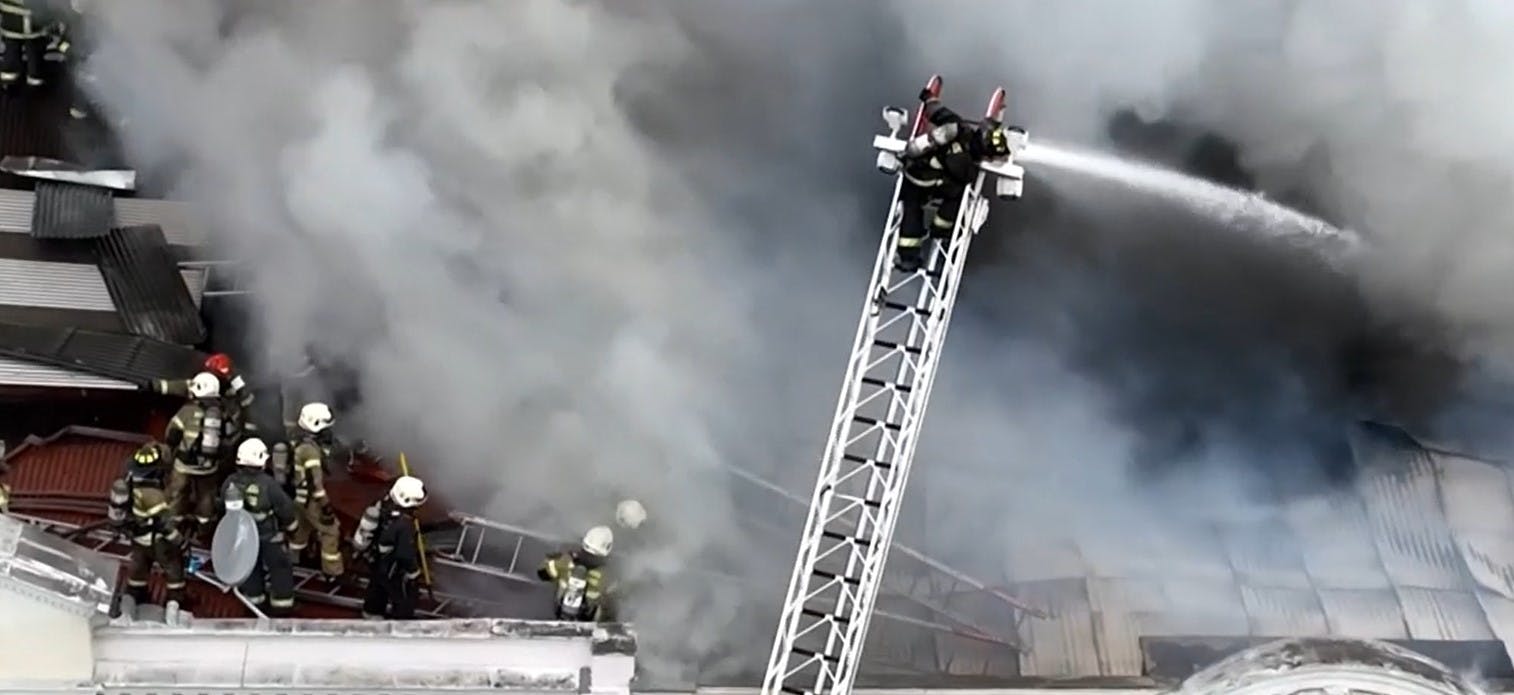 Prevencionista de riesgos entrega recomendaciones de evacuación ante un incendio