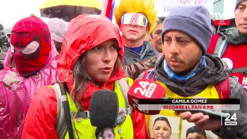 Madre lleva 23 días caminando para recolectar dinero