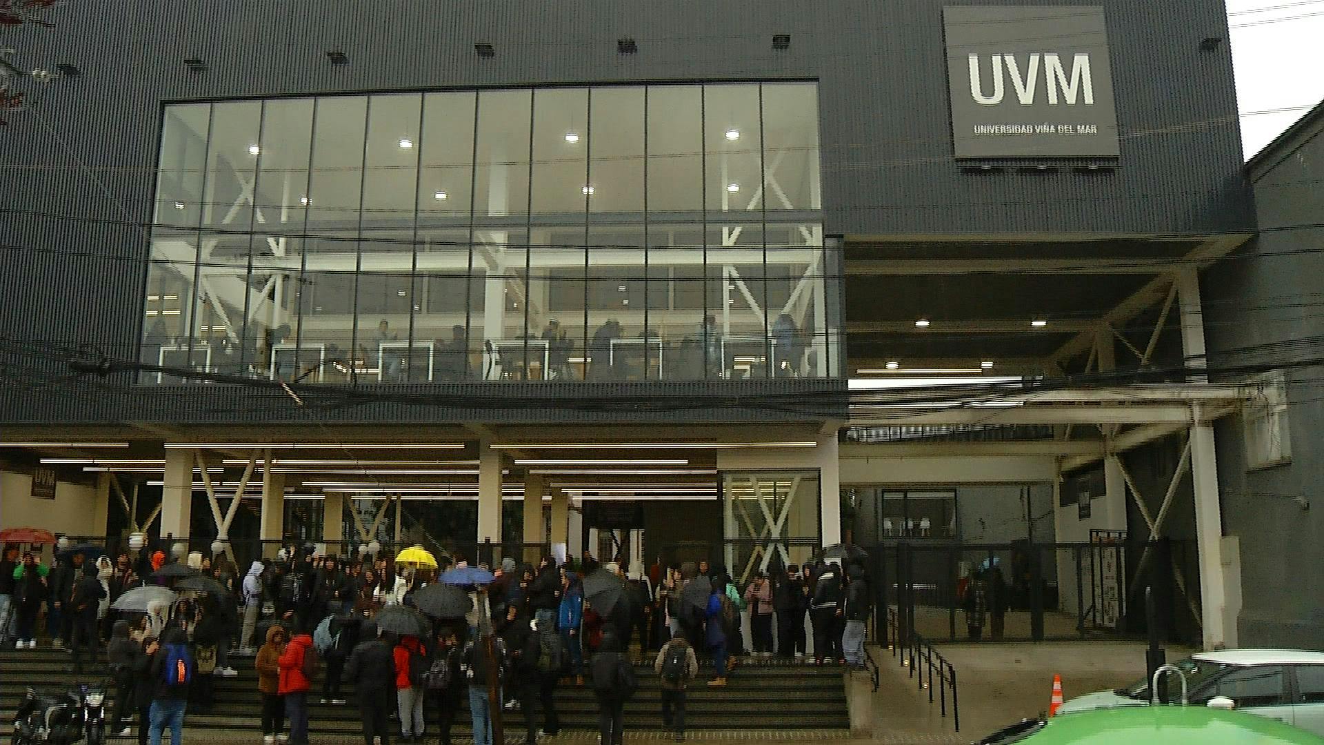Universitaria se precipita de tercer piso de centro de estudios viñamarinoUniversitaria se precipita de tercer piso de centro de estudios viñamarino