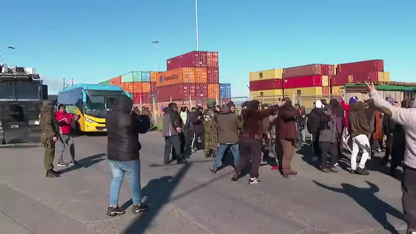 Puerto de Coronel reanuda sus operaciones