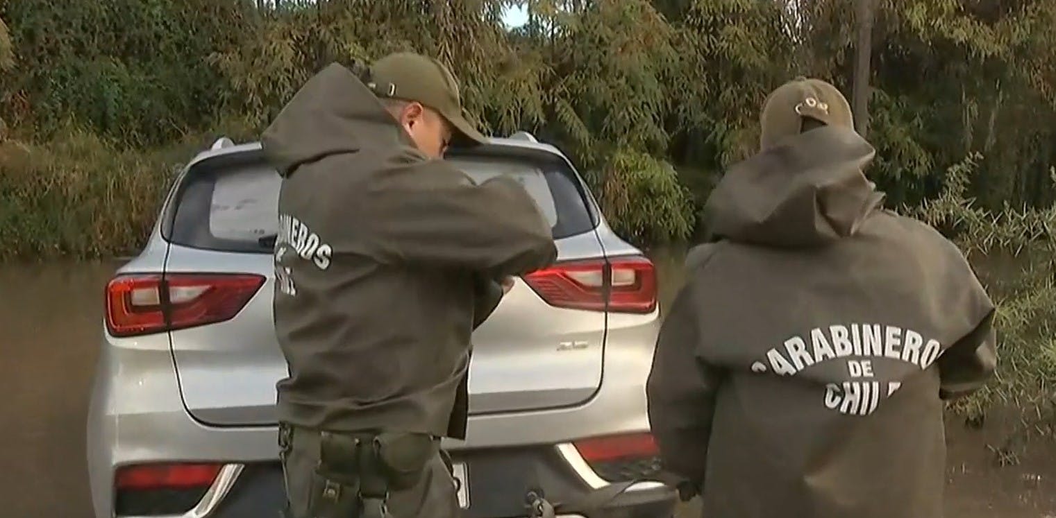 ¡Más de una hora atrapados! Conductores no pueden salir de sus autos por crecida de canal en Maipú