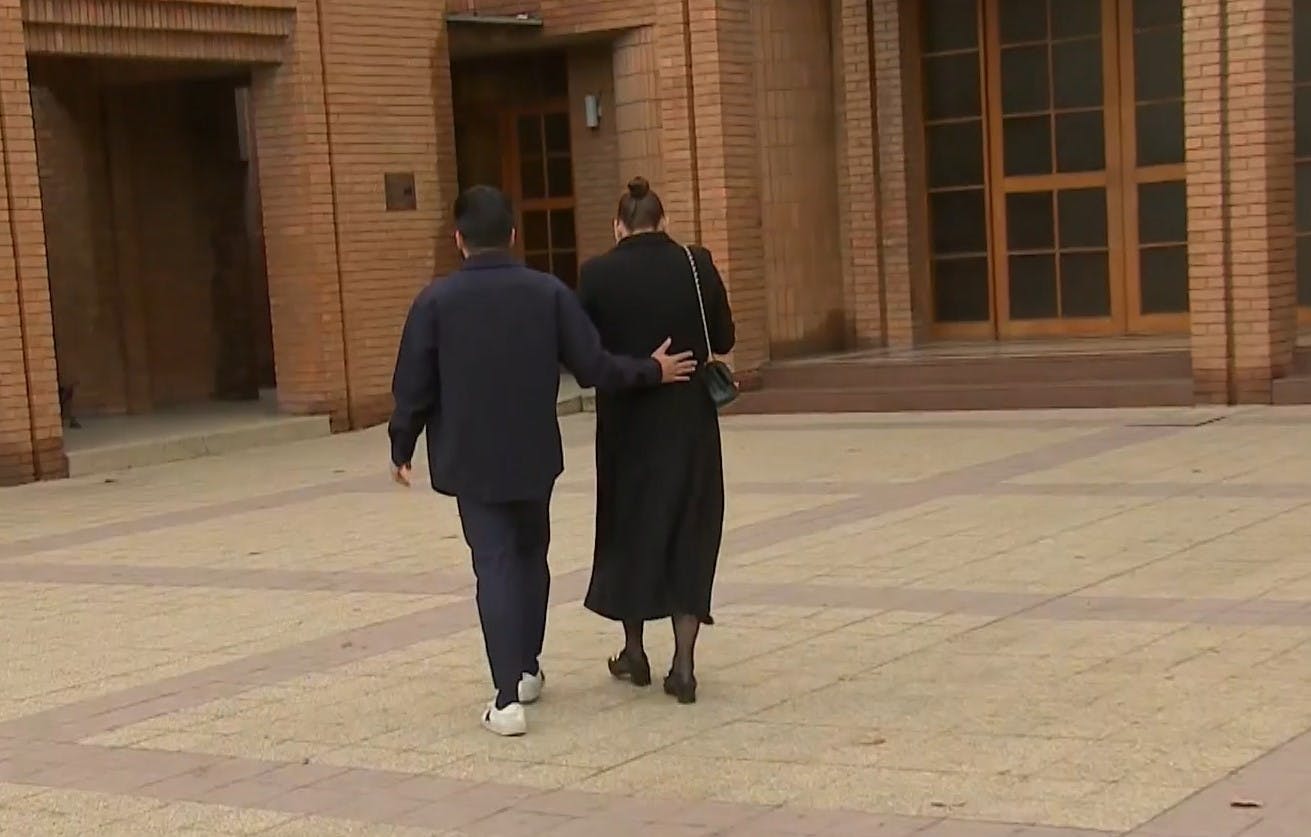 La conmovedora llegada de Kel Calderon al funeral de Claudio Iturra