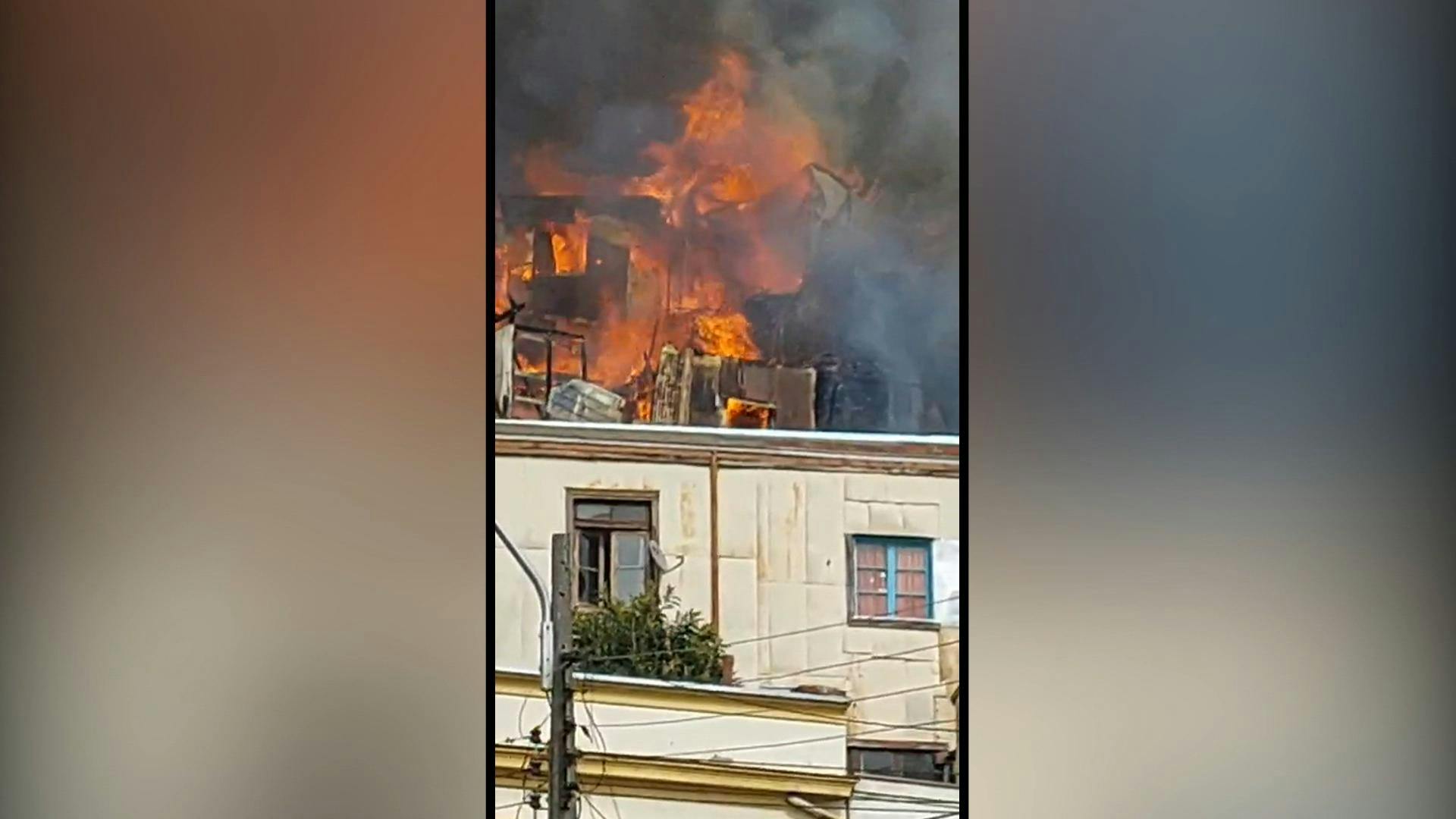Incendio afectó a cinco casas en cerro Monjas