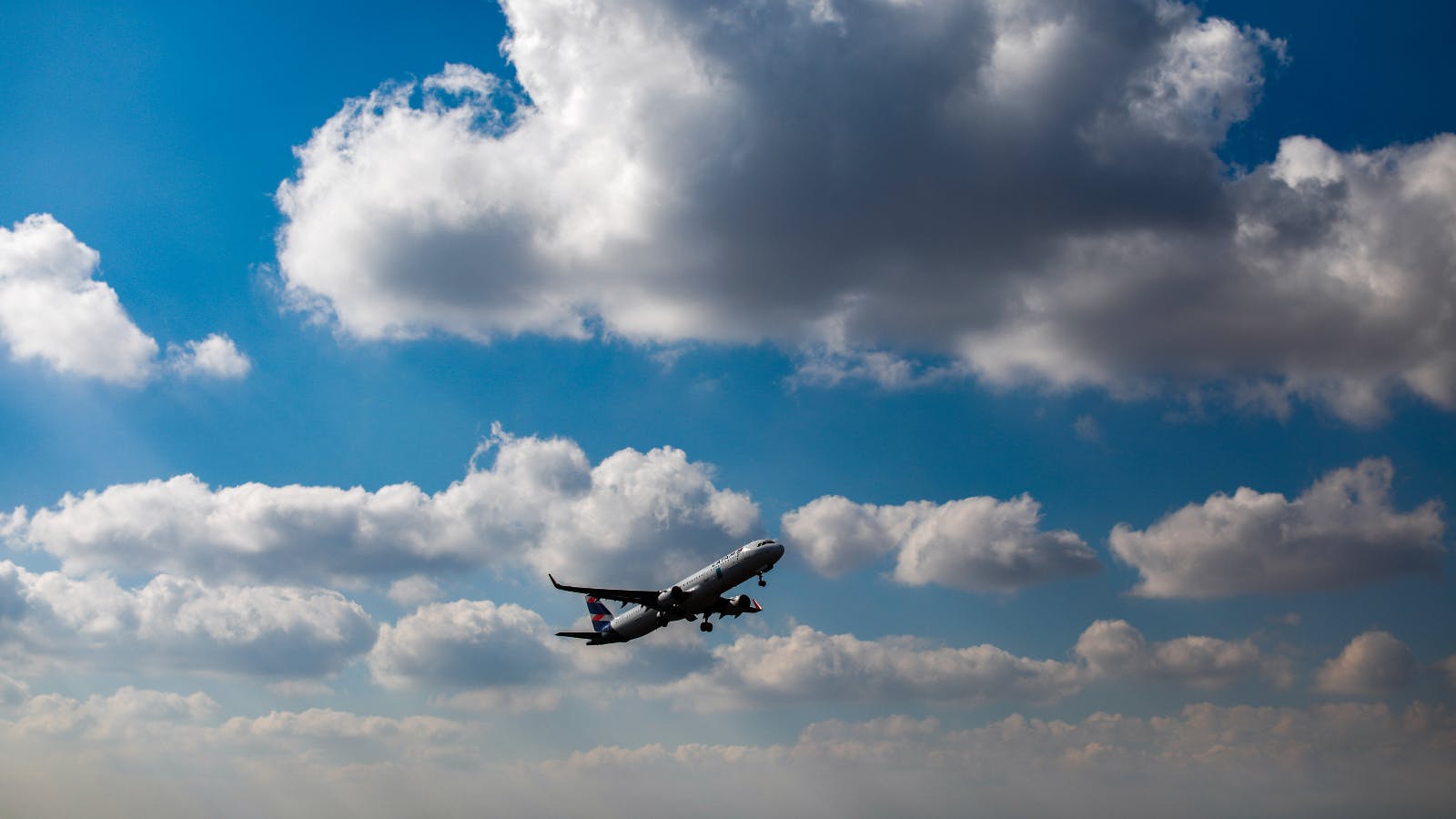 ¿Más turbulencias en vuelos? Experto explica que ha habido un cambio en vientos de altura