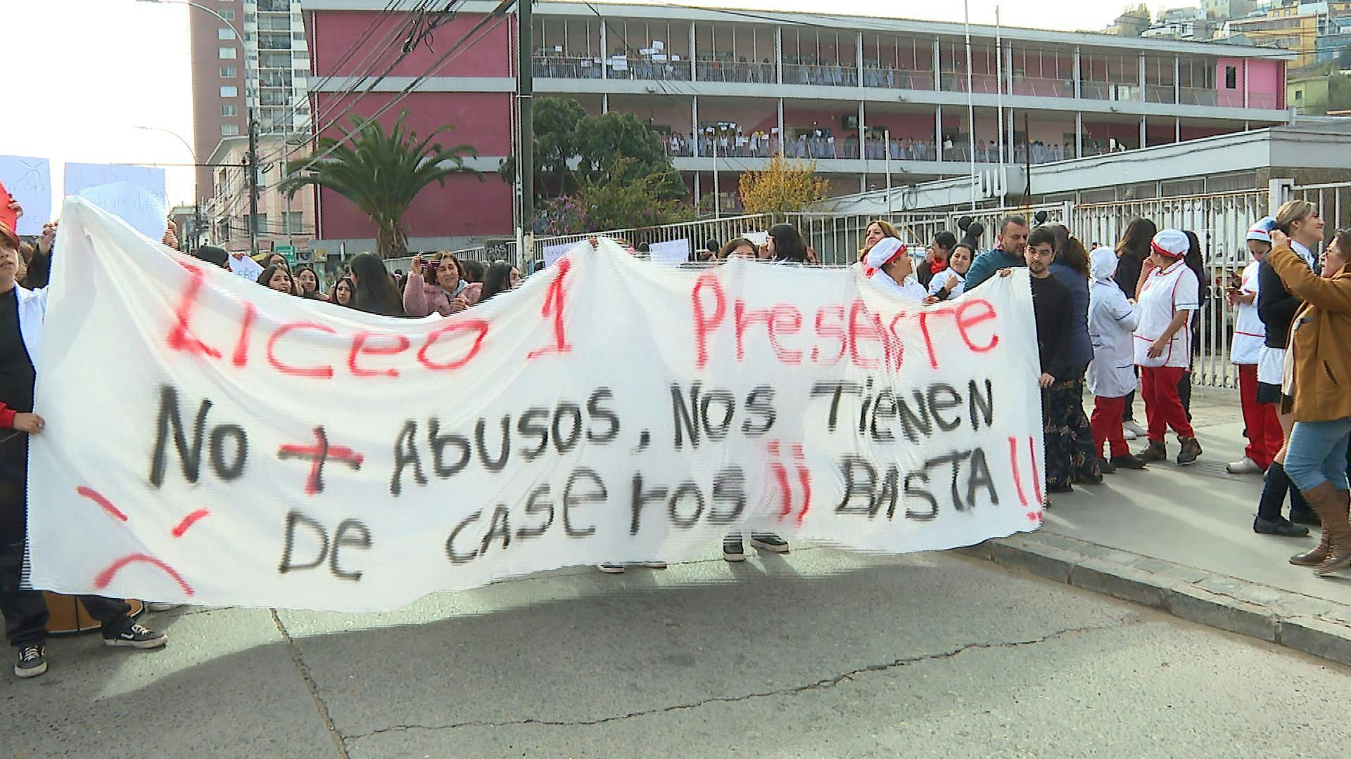 Alumnos porteños salen a protestar ante ola de robos en establecimientos educacionales