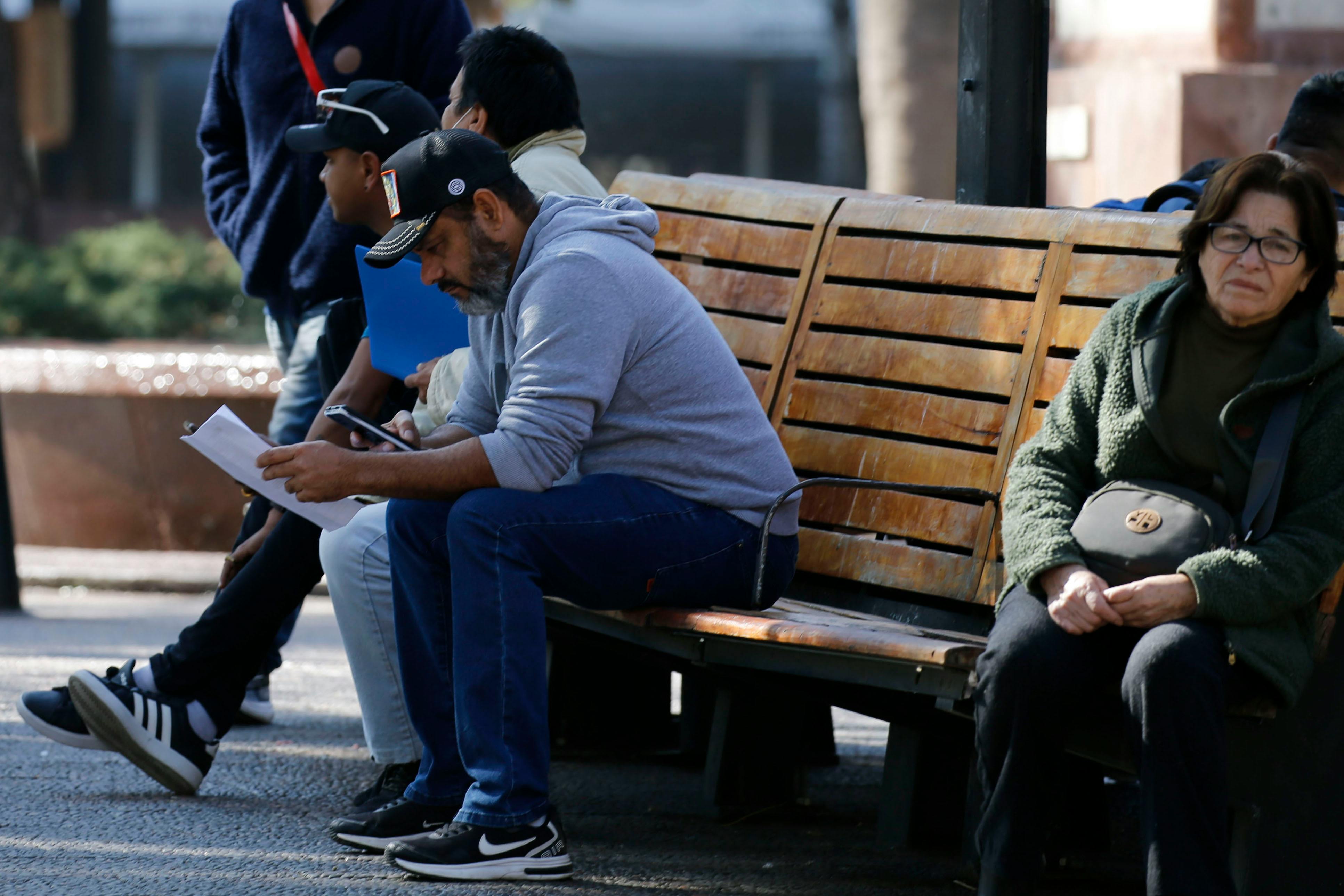 Baja el desempleo, pero economista advierte: Empleo de mala calidad está teniendo un rol relevante