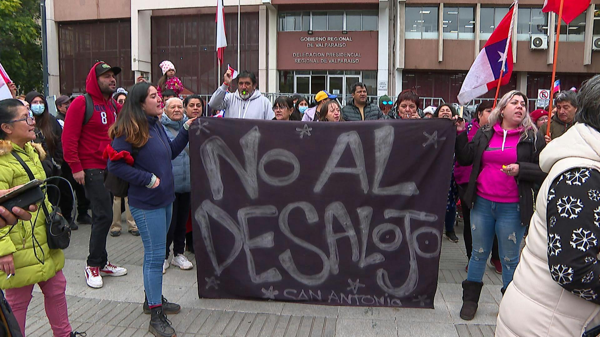 Habitantes de megatoma en San Antonio llegaron hasta Delegación Presidencial para exigir no ser desalojados