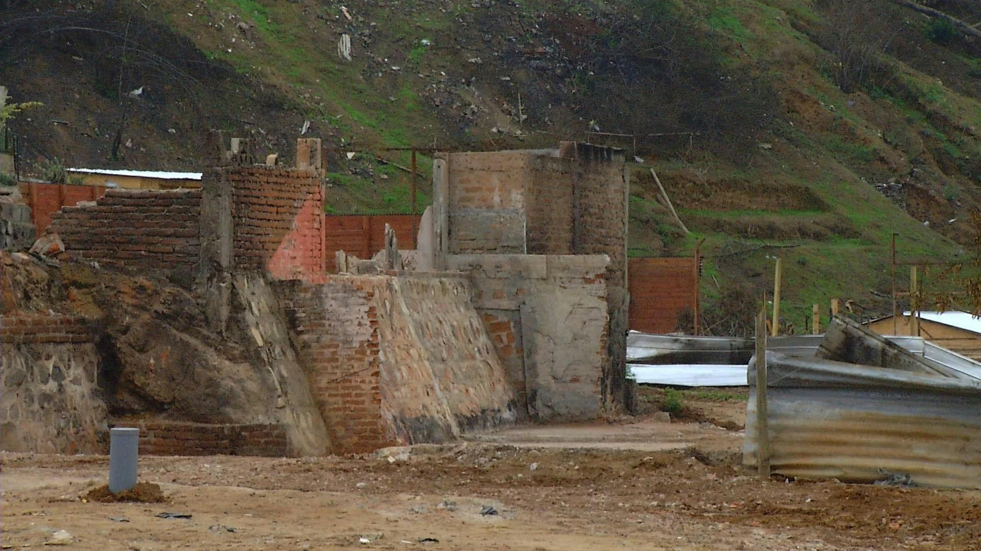 Familias afectadas por demoliciones en zona de incendio presentaron querella contra el Gobierno