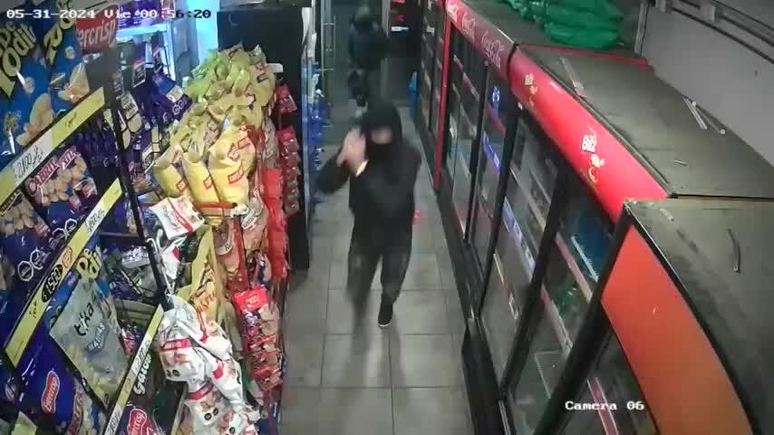 Cajeras usan habitación de pánico para evadir a asaltantes