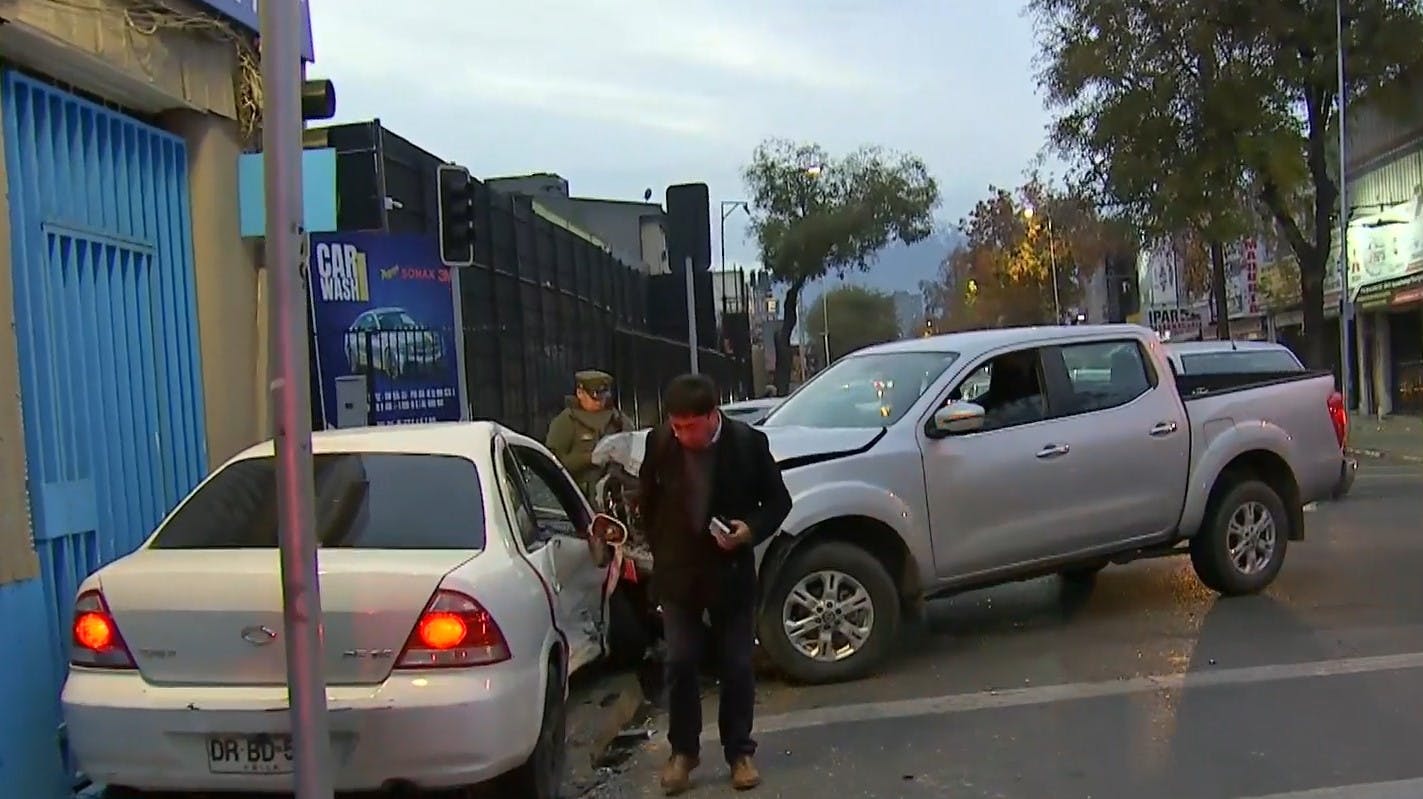 Tras accidente vehicular: ¡Les querían robar los espejos del auto!