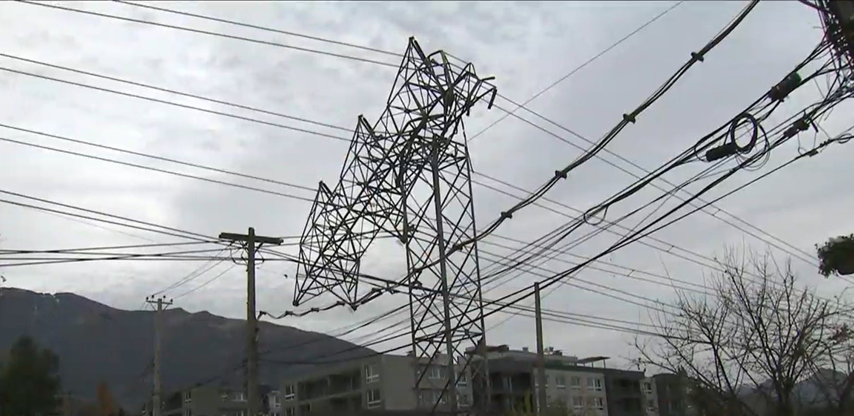 Así es la torre que dejó a 450 mil hogares sin luz en Santiago 