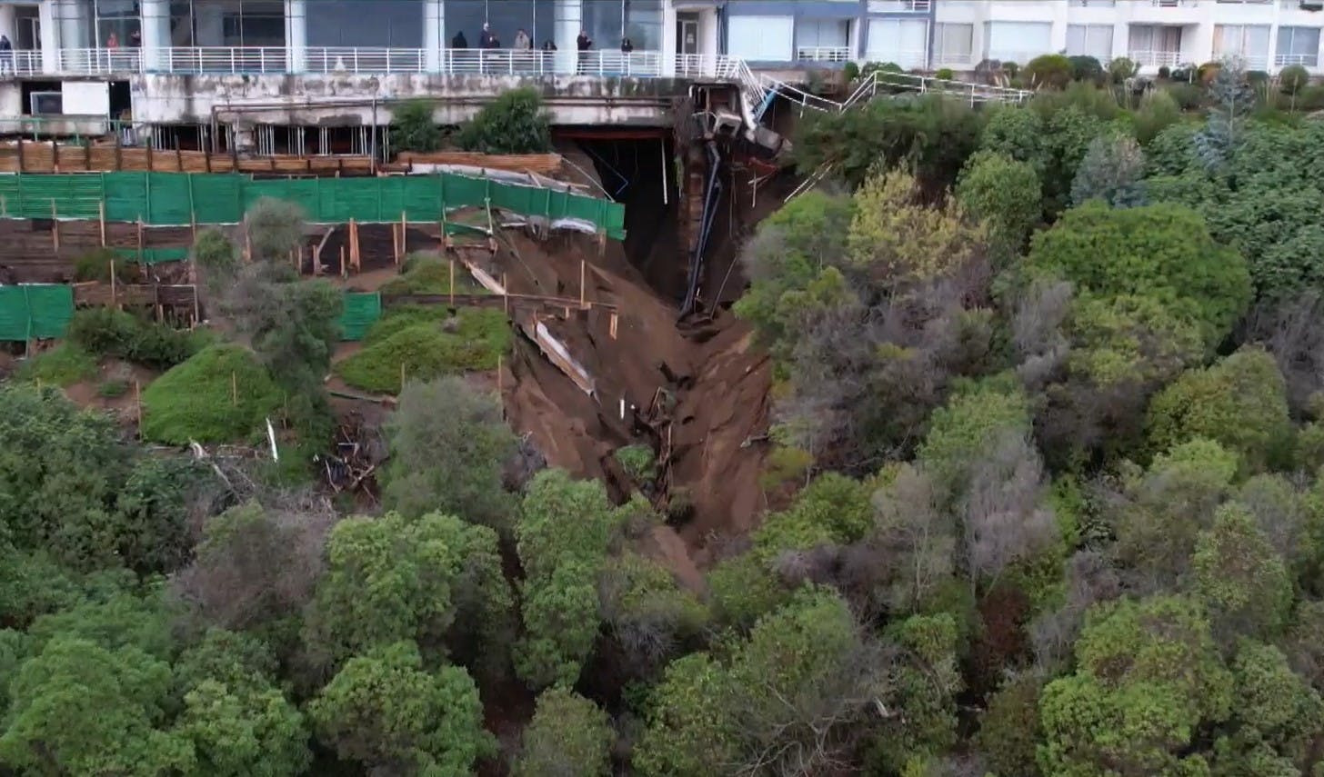 Nuevo socavón mantiene en alerta y preocupación a residentes de edificio en Reñaca