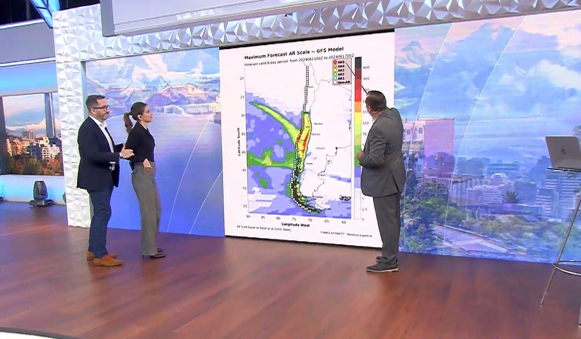 "Se está fortaleciendo": ¿Qué significa la advertencia de Iván Torres sobre el sistema frontal en la región Metropolitana?