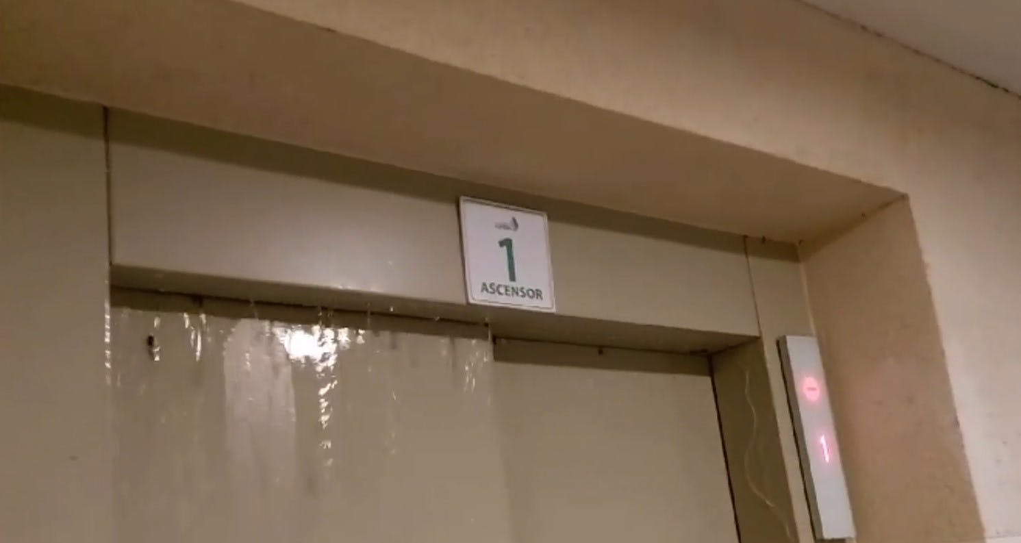 ¡El agua cae por los ascensores! Grave filtración de agua en edificio de Concepción 