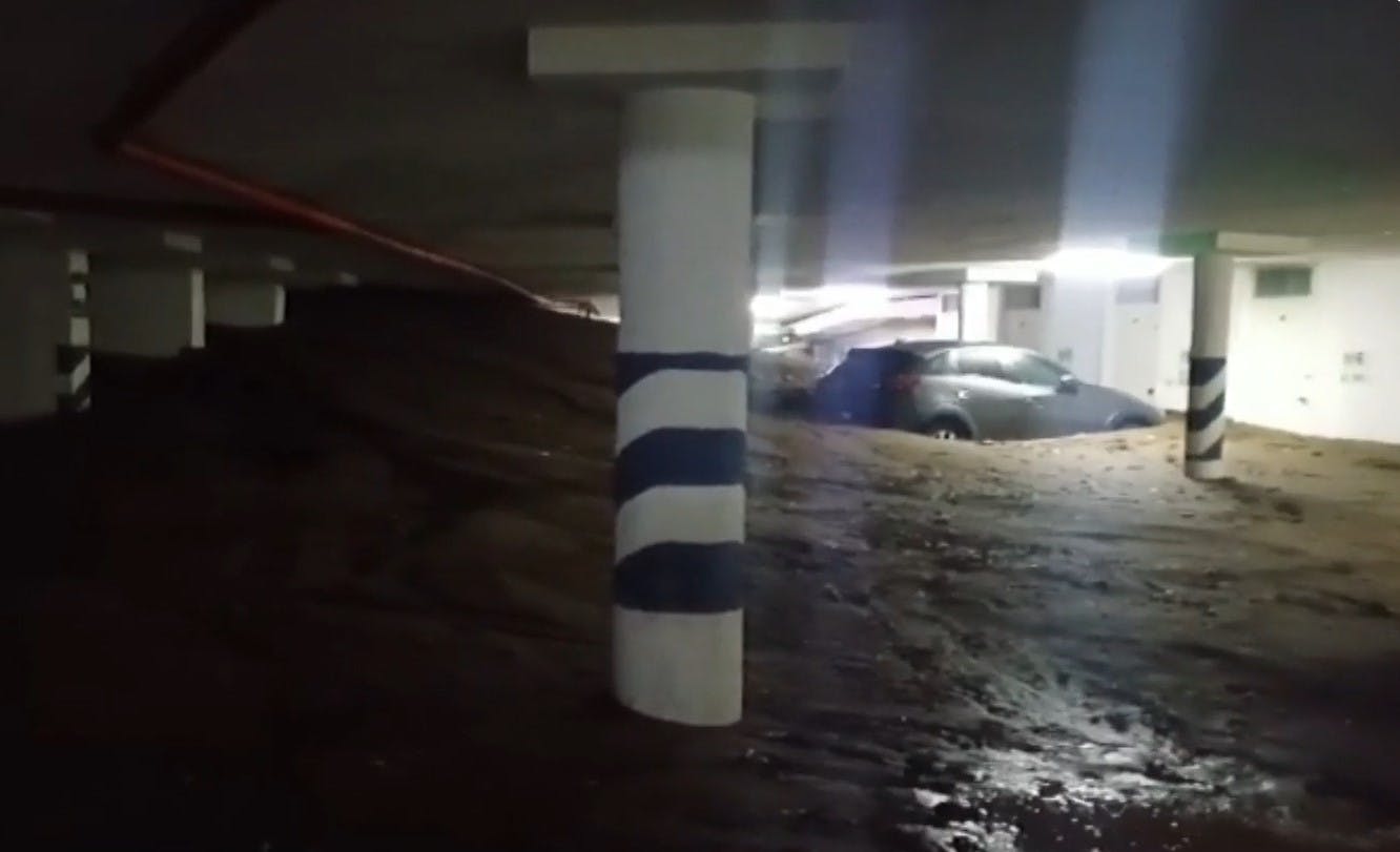 Los impresionantes registros de la planta baja del edificio afectado con socavón 
