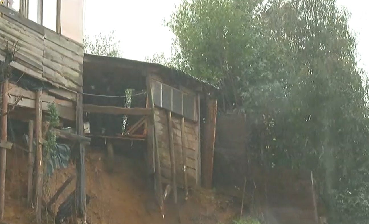 Inminente caída de casas por deslizamiento de tierra en Curanilahue