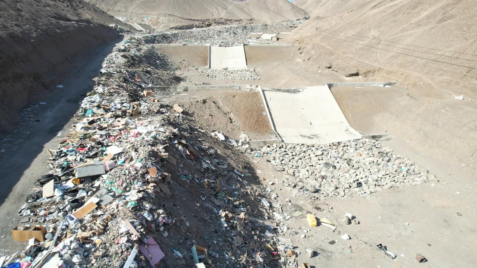 Advierten riesgos por basura al interior de vías aluvionales