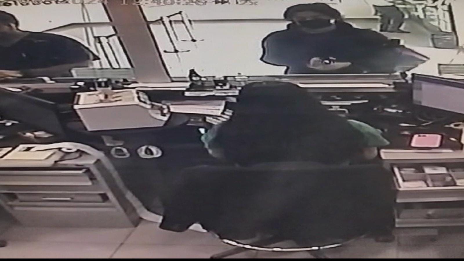 Solitaria asaltante robó más de 4 millones de pesos en entidad bancaria