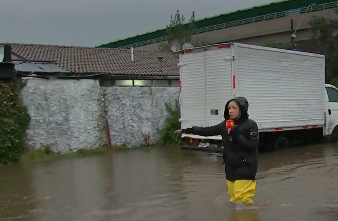 Vecinos de Pudahuel piden cerrar las calles para impedir que el agua ingrese a sus casas 