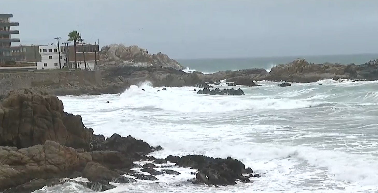 Marejadas y socavón: Así enfrenta el litoral central las intensas lluvias