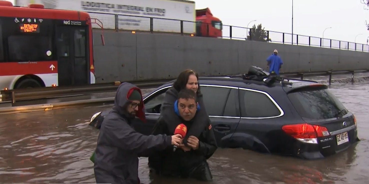 ¡Buenos Días a Todos al rescate!: Leo Castillo salva a mujer atrapada desde auto inundado