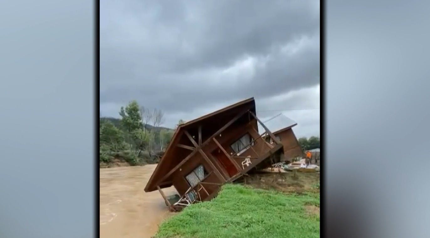 Casa a punto de caer al estero Coyanco en Quillón