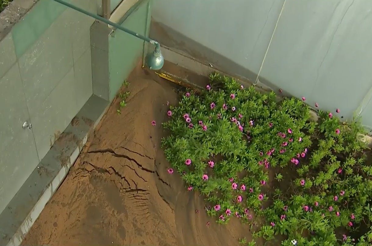 Residentes afectados por socavón alertan desplazamiento de agua y barro