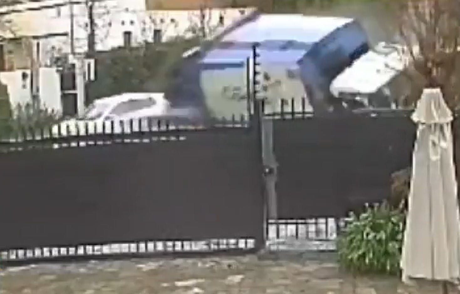 Impactante registro: Camión de basura protagoniza violento accidente en Las Condes
