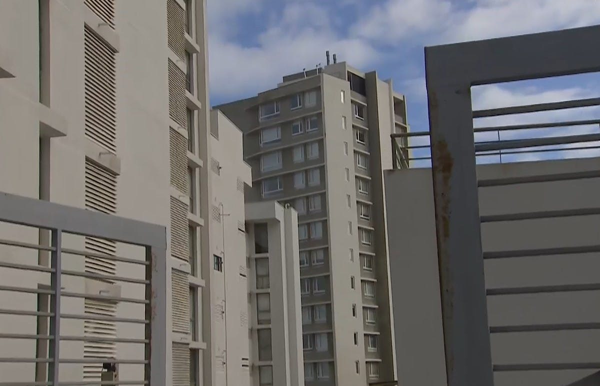 Delincuentes roban en al menos 30 departamentos de edificio afectado por socavón