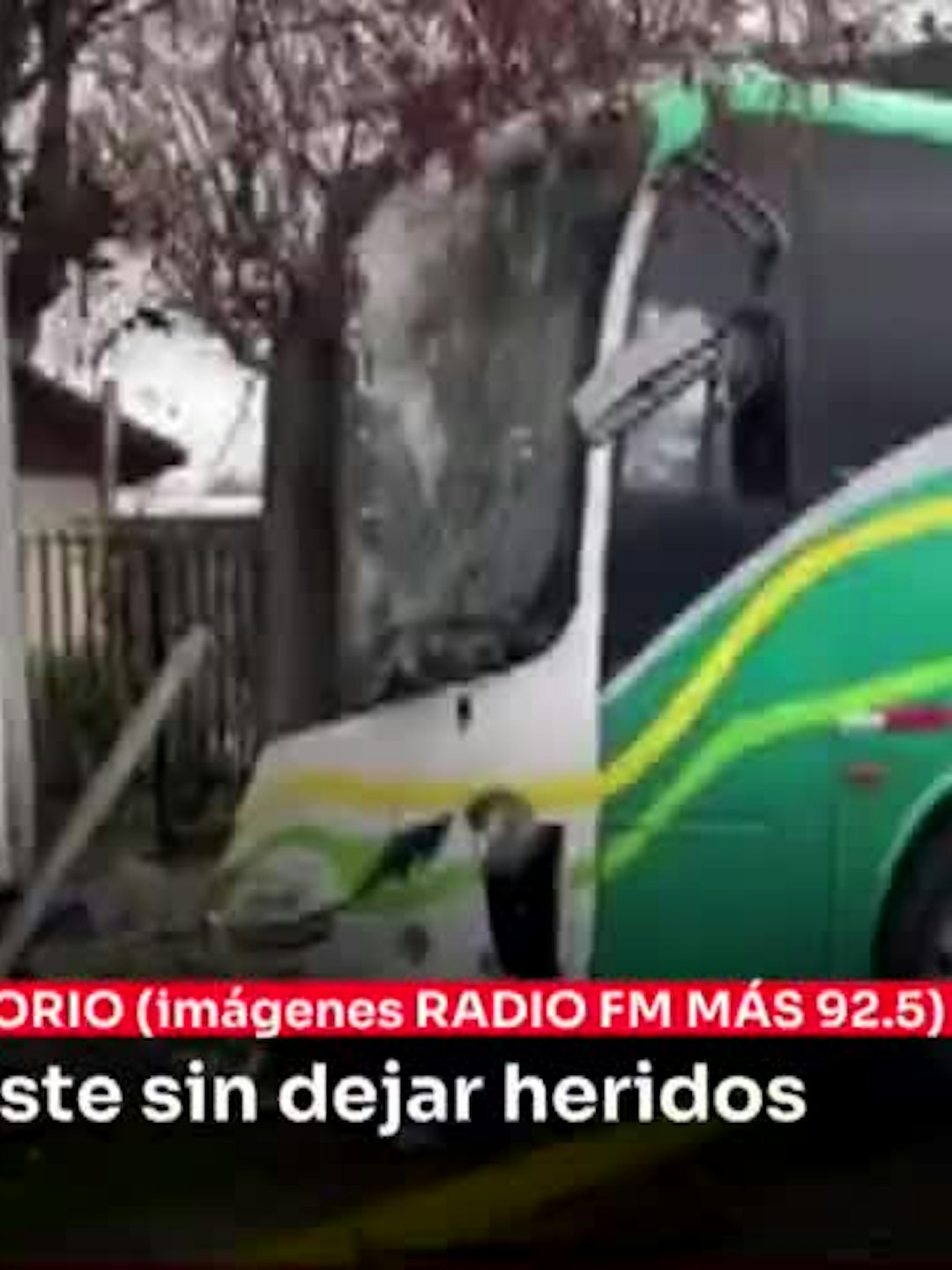 Investigan causa de choque a poste