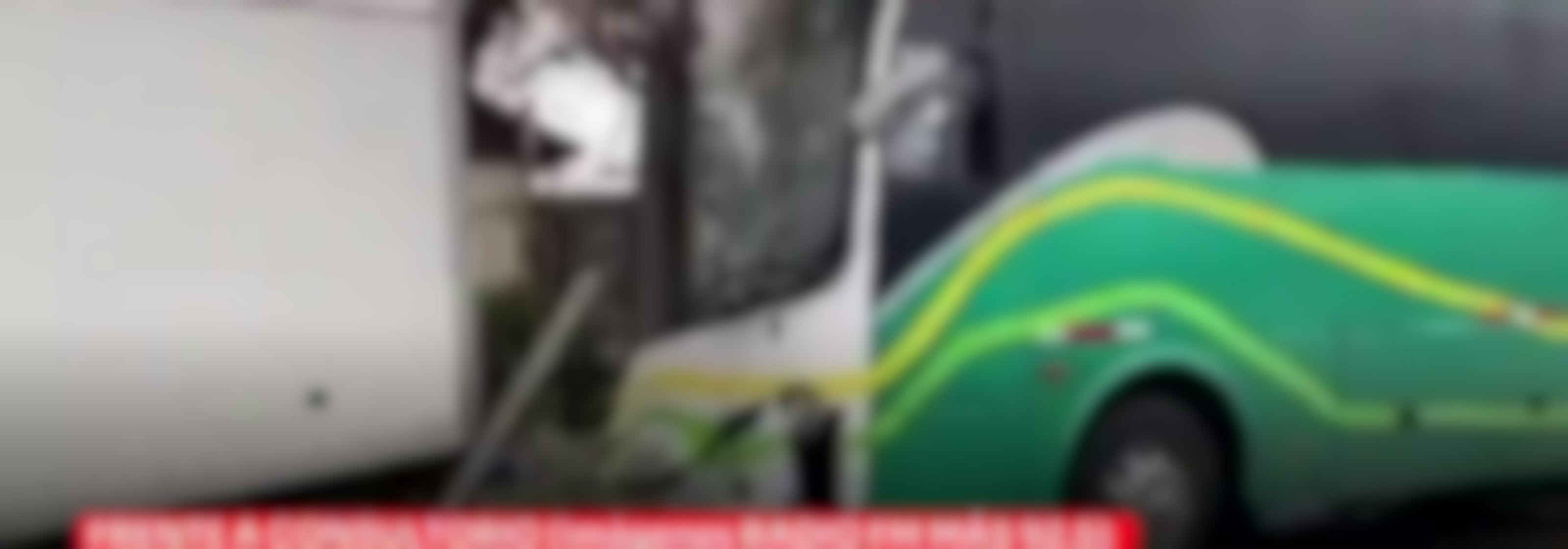 Investigan causa de choque a poste