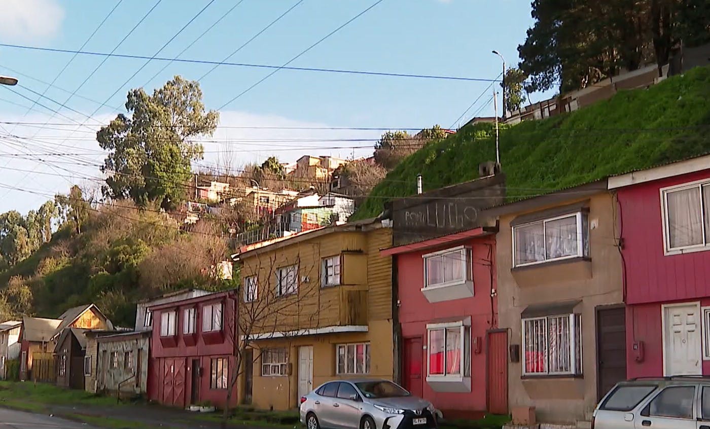 ¡Peligro inminente! Cerro podría derrumbarse sobre casas en Talcahuano