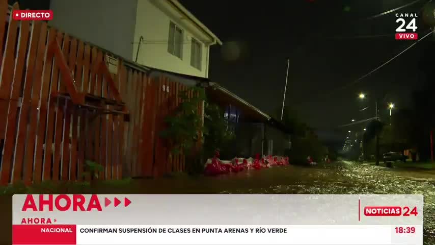 Desborde de canal derribó una pandereta y afecta a 20 casas en Curicó