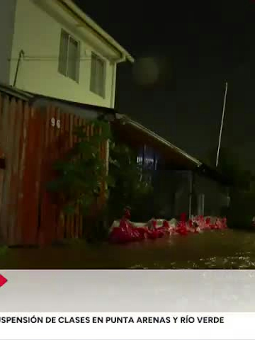 Desborde de canal derribó una pandereta y afecta a 20 casas en Curicó